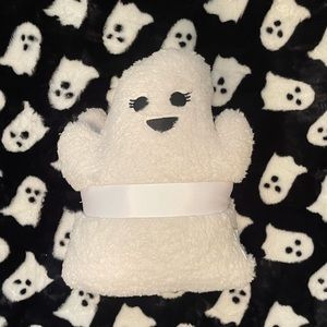 White ghost pillow set